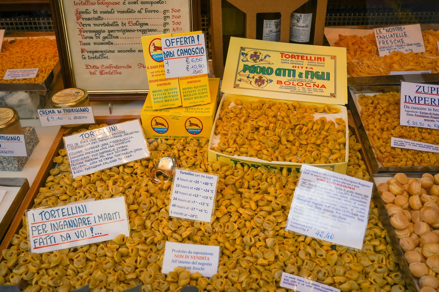 Tortellini e pasta fresca in una bottega storica di Bologna